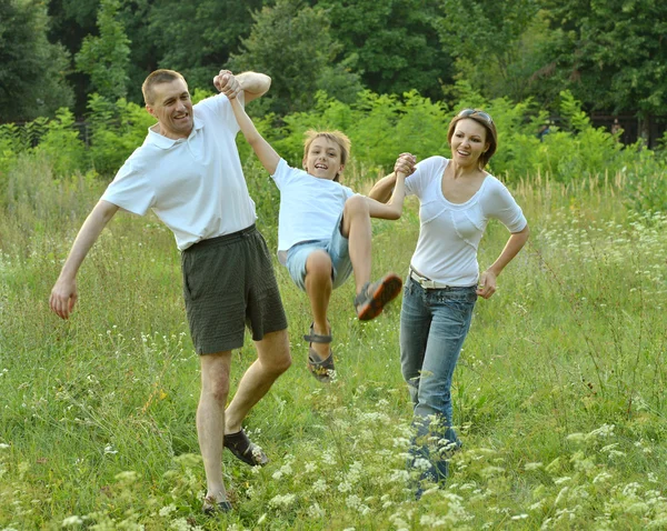 Família se divertindo no parque — Fotografia de Stock