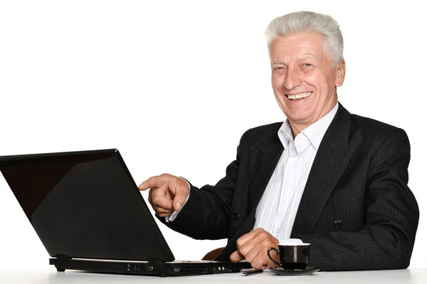 用一台笔记本电脑工作的老年男子 — 图库照片