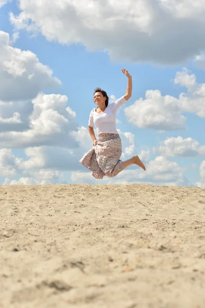 뛰어오르는 행복 한 여자 — 스톡 사진