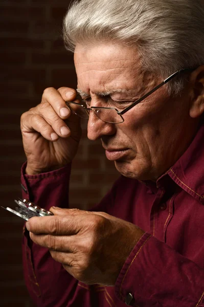 Mann mit Pillen — Stockfoto