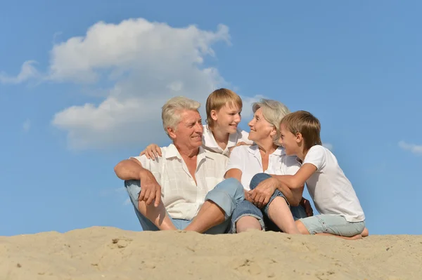 Große glückliche Familie entspannt sich gemeinsam im Sand — Stockfoto