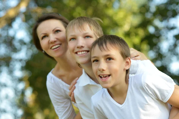 Glad mamma med hennes söner — Stockfoto