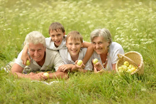 Äldre man och kvinna med sina barnbarn — Stockfoto