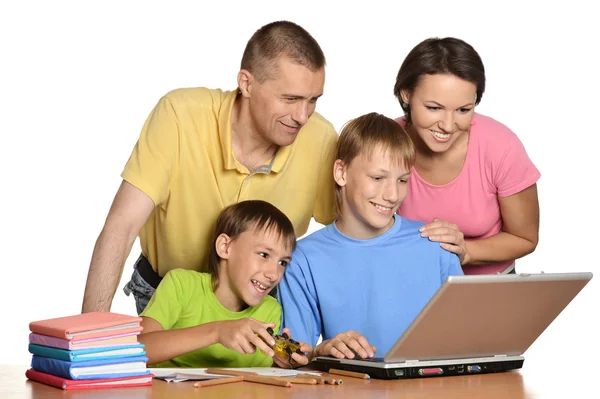 Gelukkige familie op de computer. — Stockfoto