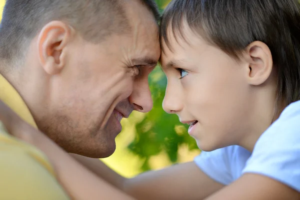 Sonriente padre e hijo —  Fotos de Stock