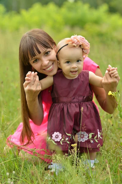 Madre feliz con su hija — Foto de Stock