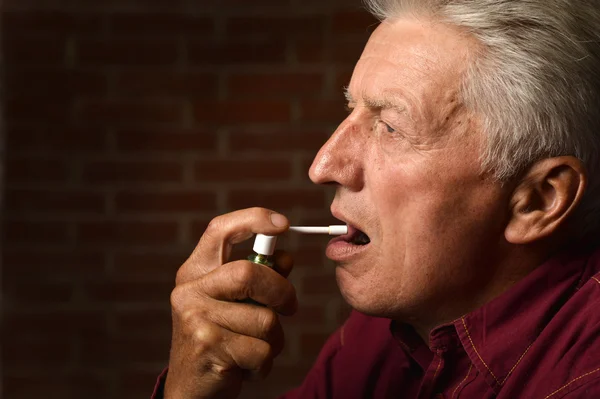 Old man with inhaler — Stock Photo, Image