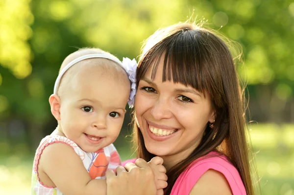 Felice madre con sua figlia — Foto Stock