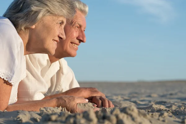 Забавная пожилая пара на пляже — стоковое фото