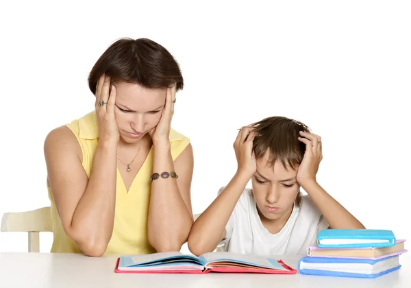 Moeder haar zoon te helpen — Stockfoto