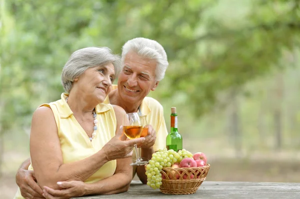 Şarap içme yaşlı çift — Stok fotoğraf