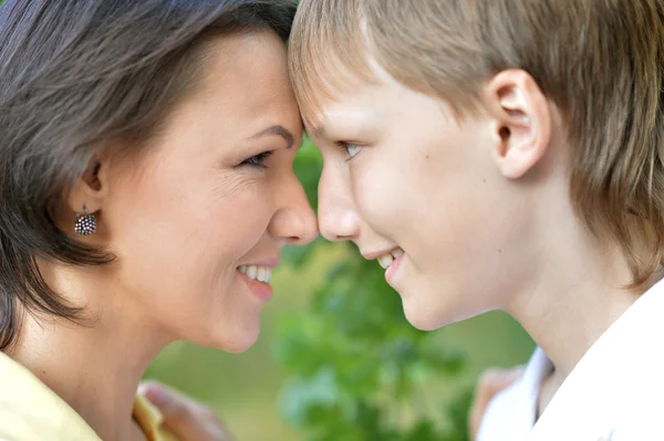 Lachende moeder en zoon — Stockfoto