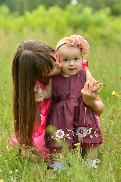 Madre feliz con su hija —  Fotos de Stock