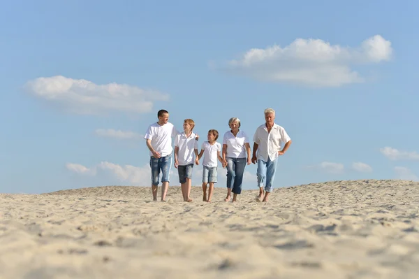 Porträt einer glücklichen Familie, die barfuß geht — Stockfoto