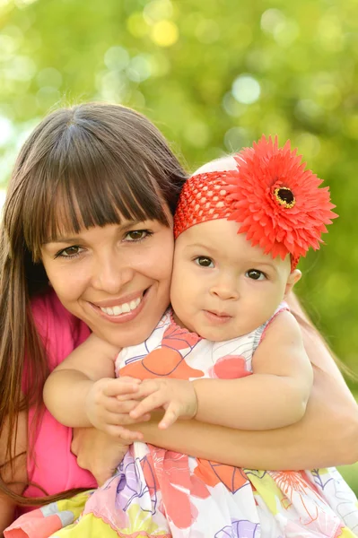 Gelukkige moeder met haar dochter — Stockfoto