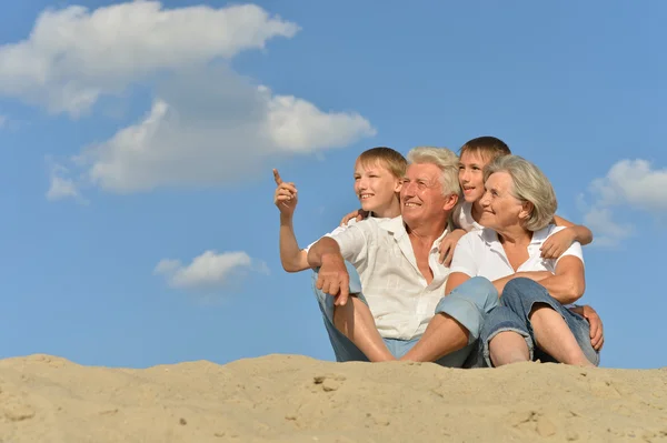 Stor lycklig familj koppla av på sanden tillsammans — Stockfoto