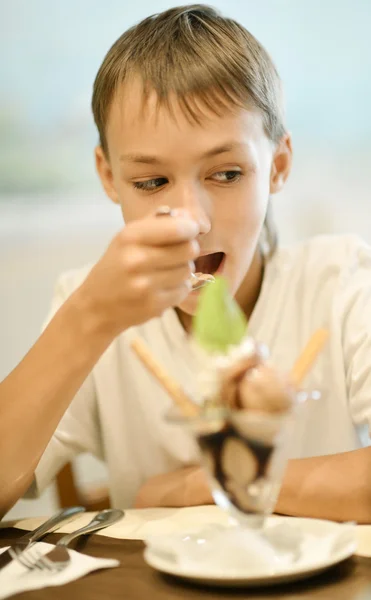 十几岁的男孩吃甜点 — 图库照片