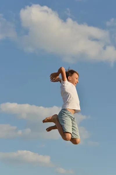 Pojken hoppar — Stockfoto