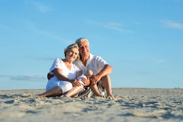 Grappig ouderen paar op een strand — Stockfoto