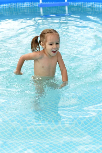 Chica en la piscina — Foto de Stock