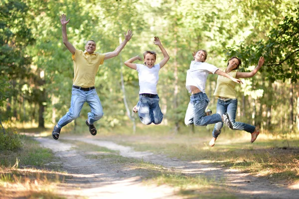 Familie in een park — Stockfoto