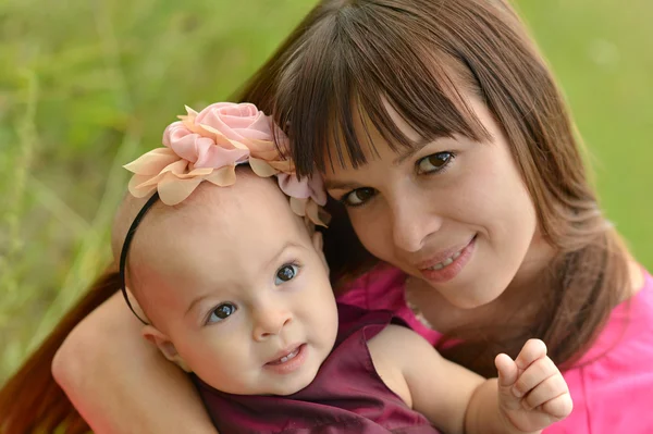 Gelukkige moeder met haar dochter — Stockfoto