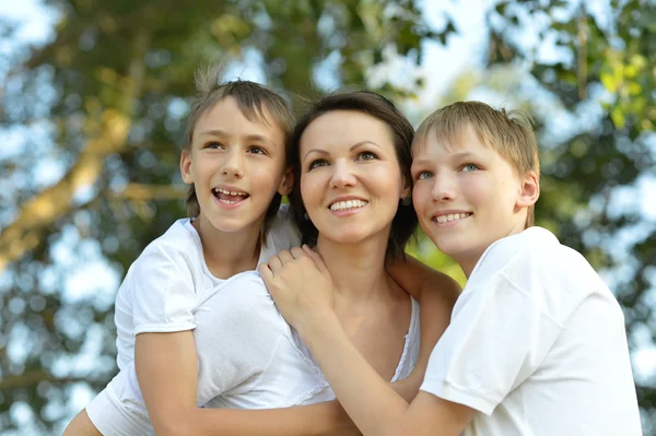 Madre feliz con sus hijos — Foto de Stock