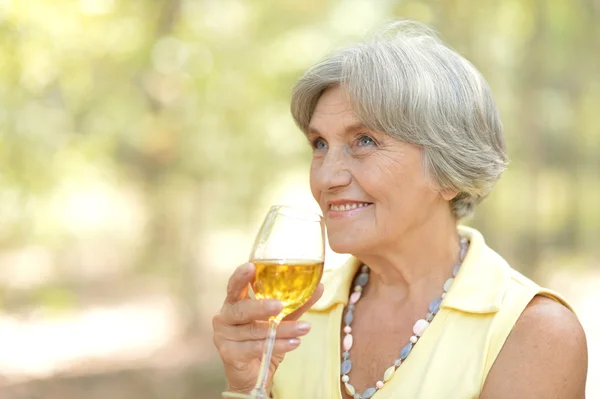 Yaşlı kadın şarap içme — Stok fotoğraf