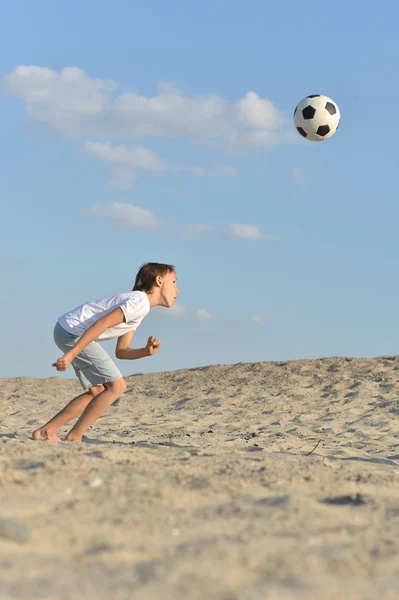 Garçon jouer au football — Photo