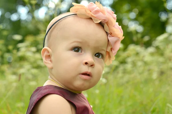 Little girl in park — Stock Photo, Image