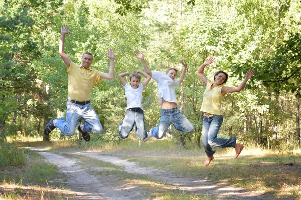 Familjen hoppa i en park — Stockfoto