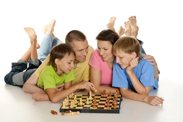 Famille heureuse jouant aux échecs — Photo
