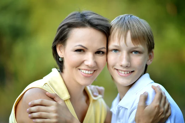 Sorridente madre e figlio — Foto Stock