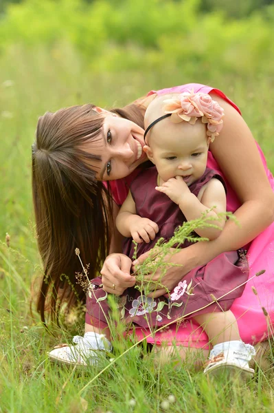 Szczęśliwa matka z córką — Zdjęcie stockowe
