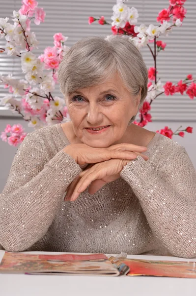 Porträtt av en glad äldre kvinna — Stockfoto