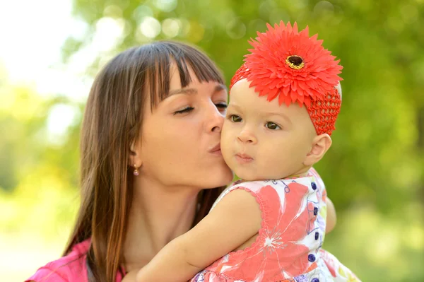 Madre feliz con su hija — Foto de Stock