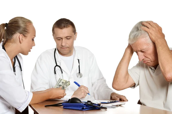 Starý muž s dvěma lékaři — Stock fotografie