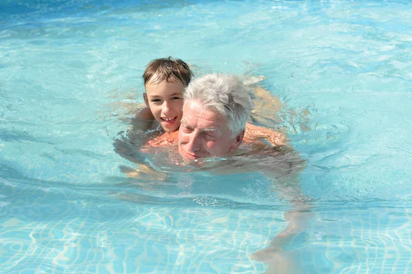 Abuelo nadando con su nieto —  Fotos de Stock