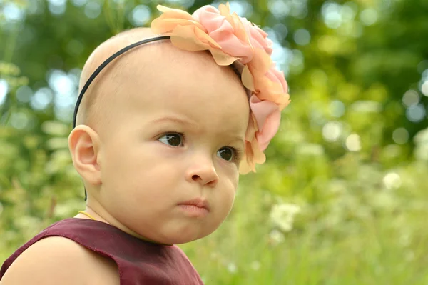 Petite fille dans le parc — Photo