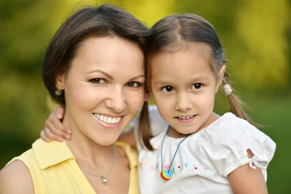 Liten söt flicka med sin mamma — Stockfoto