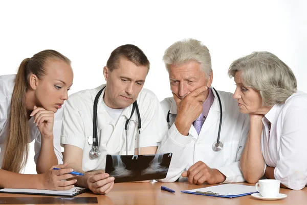 Un equipo de médicos está considerando una radiografía. — Foto de Stock