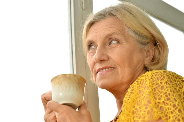 Retrato de uma mulher idosa caucasiana em casa — Fotografia de Stock