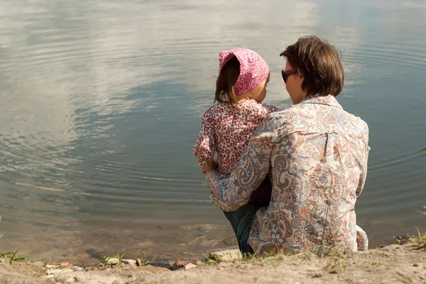 Glückliche Familie ging spazieren — Stockfoto