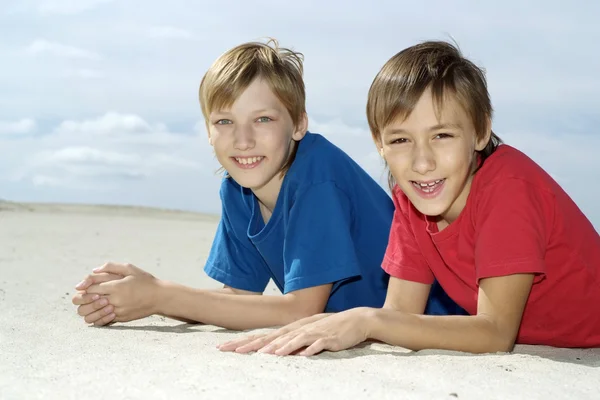 儿童在沙滩上的谎言 — 图库照片