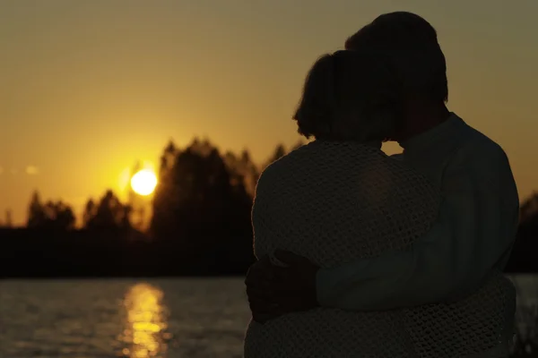 Silhueta de um casal de idosos — Fotografia de Stock