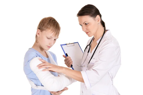 医者と若い少年の腕を折った — ストック写真