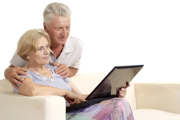 Pareja de ancianos con portátil — Foto de Stock