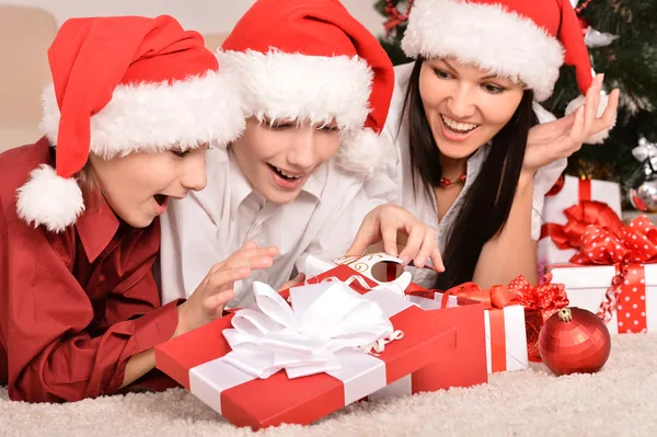 Famiglia che celebra il nuovo anno a casa — Foto Stock