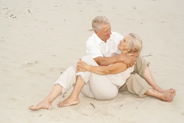 Honey elderly couple enjoy the sea breeze — Stock Photo, Image