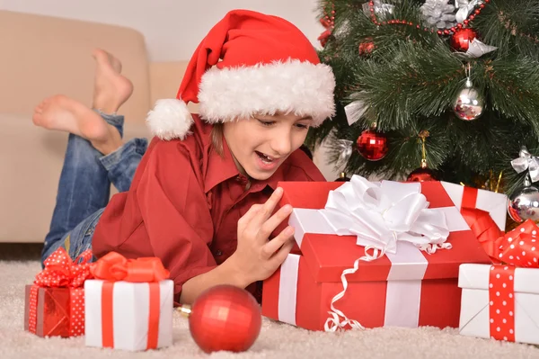 Portrait of a happy kid with gift — Stock Photo, Image